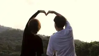 唯美情侣 i>比 /i> i>心 /i>牵手相爱画面特写4k实拍视频