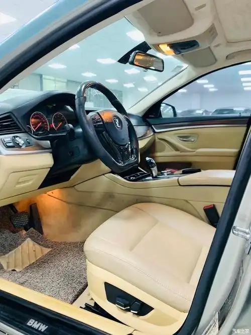 39812年宝马523li领先6缸25排量