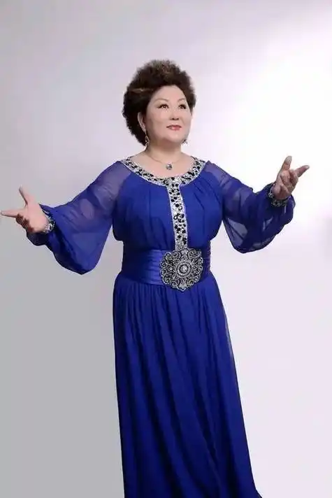 "吉祥三宝"乌日娜:丈夫病逝5年多,3个儿女让她在悲痛中坚强_音乐_布仁