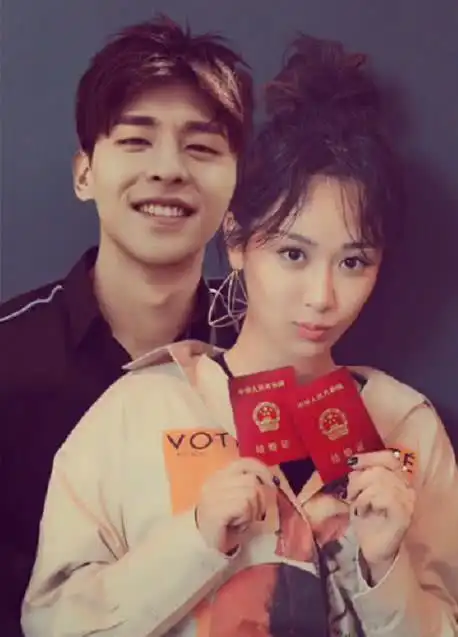 中就是杨紫手拿两本结婚证嘟嘴卖萌,而邓伦则站在她身后笑得合不拢嘴