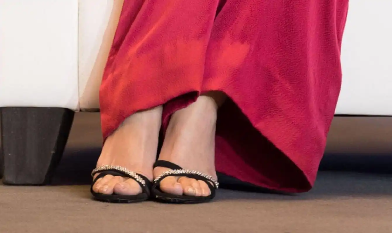 万茜一字带高跟凉鞋美丽的脚,如同夜空中的明星,闪耀动人.