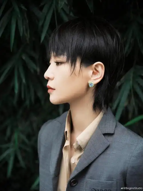 你舞台##杨千嬅周笔畅当我想起你致敬抗疫人员#烟灰色西装配利落短发