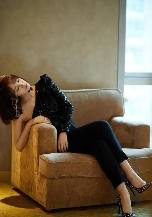 蓝盈莹才是真女神躺穿抹胸礼服裙性感有魅力曼妙曲线太迷人