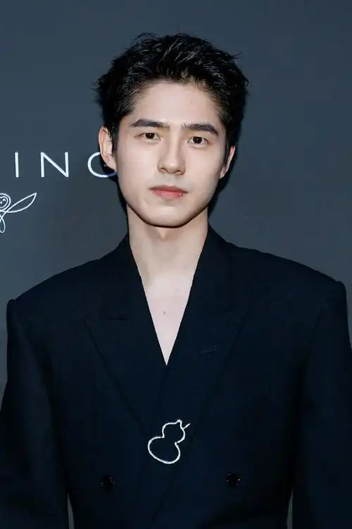 刘昊然戛纳生图##刘昊然背头眼镜造型