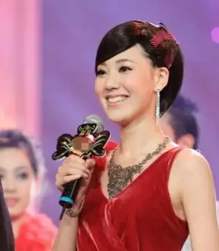 回顾央视主持王冠与曹可凡传绯闻被父母催婚如今她结婚了吗