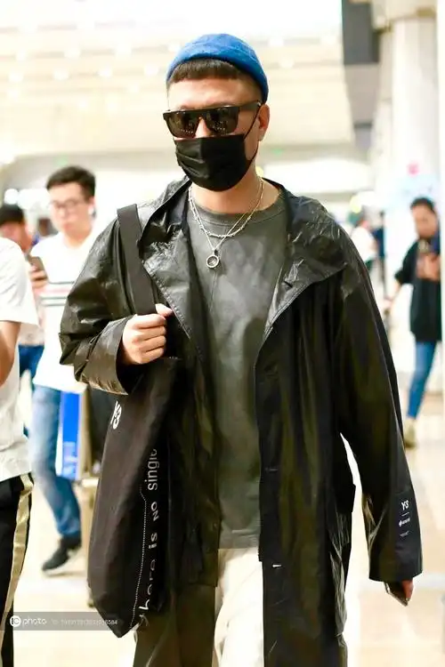 孙红雷戴瓜皮帽低调现身黑长风衣帅气十足