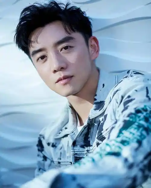 郑恺录制节目花絮,喝水被美女搭讪,怕苗苗吃醋不敢看对方_时间_网友_