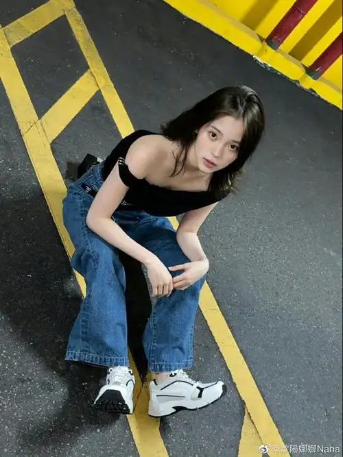 欧阳娜娜停车场随拍92一字肩黑色吊带美晕了!#欧阳娜娜停车场随拍