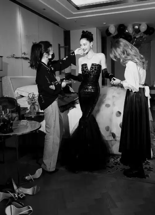 时尚芭莎慈善晚宴##钟楚曦黑白波点鱼尾裙