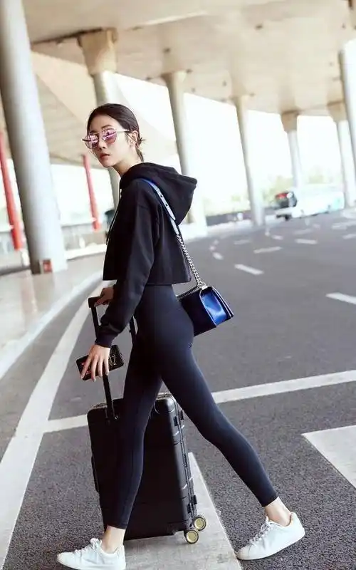 李溪芮身高170cm,腿长104cm,体重84斤,她有着腿长人美身材好的著称.