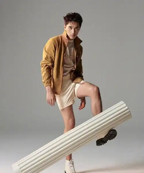 许魏洲提前过夏天,穿大裤衩秀腿长,一般人不敢驾驭!