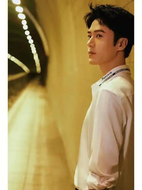 茅子俊  白t  暗黄色的滤镜,隧道