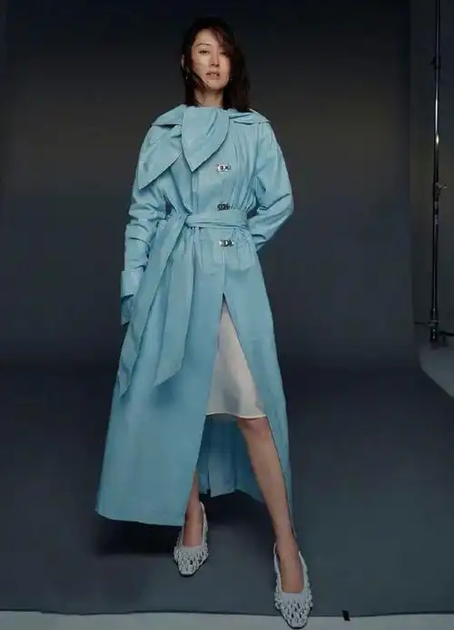 刘敏涛穿皮衣素颜走机场眉毛稀疏五官却精致45岁该有的样子