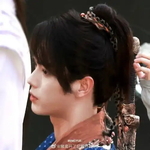 仙剑奇侠传六#许凯仙剑六祈今朝饭拍路透图,嘟嘟嘴有点可爱!