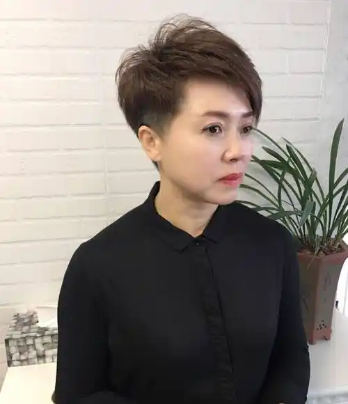 50岁中年女性剪什么发型显年轻?