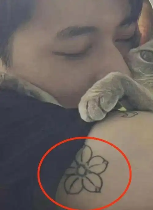 许魏洲老婆照片曝光,女方是他高中学姐,婚后首次现身