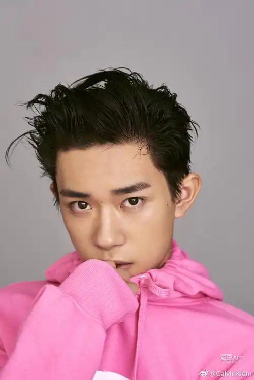 [tfboys][新闻]180328 易烊千玺某杂志时尚穿搭 粉色小千青春明媚