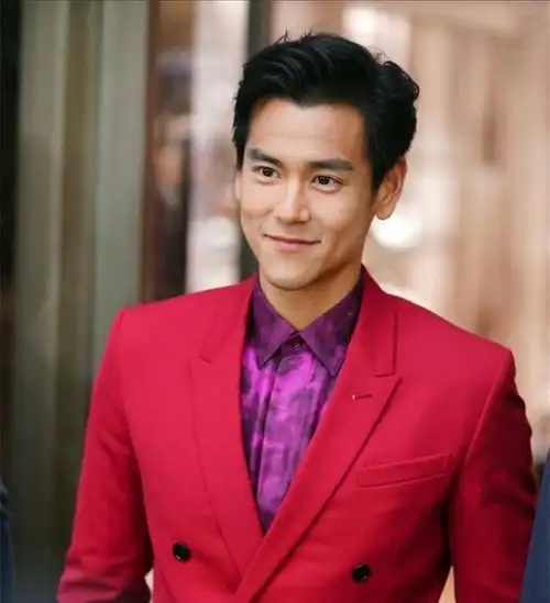 37岁的彭于晏依旧看起来像二十多岁的小伙子一样,他的笑容更是迷人