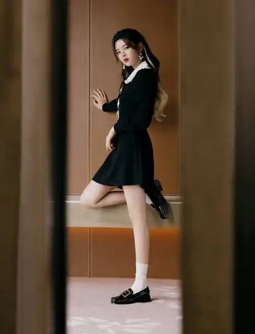 杨超越穿复古连衣裙秀修长美腿 摆pose眼神惹人怜