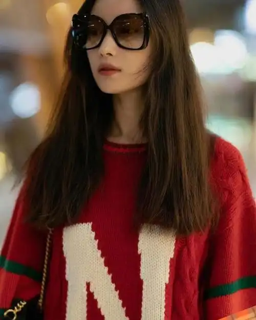 倪妮机场街拍:红色毛衣搭配修身蓝色牛仔裤,太宽松!简约又时尚