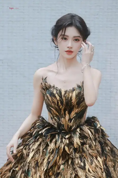 鞠婧祎金色羽毛裙