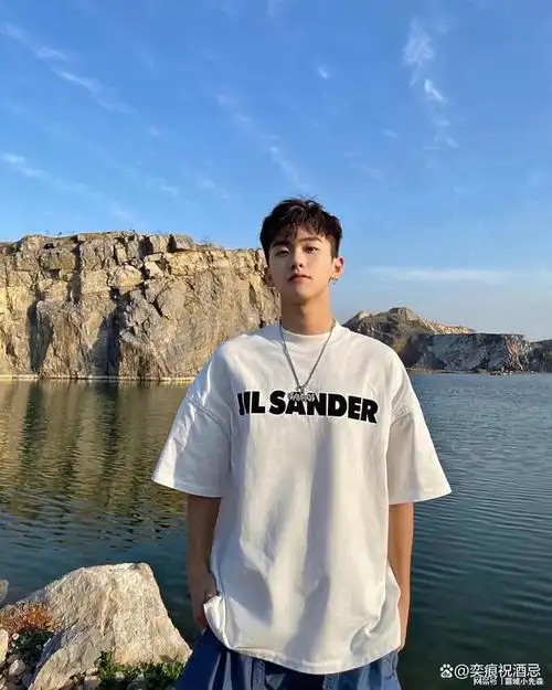 00后小奶狗变身时尚icon!腰细胸厚,身材逆袭同龄人