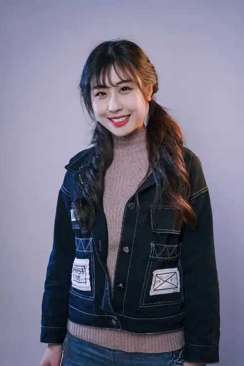 人物表情素材图片 美女 女人 摆拍 春季 微笑 一个人 表情 近景 半身