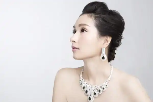 杨恭如最新写真 尽显雍容华贵