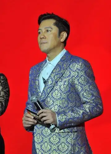 蔡国庆一把年纪了还装嫩,穿的衣服太不稳重,配上墨镜还挺可爱