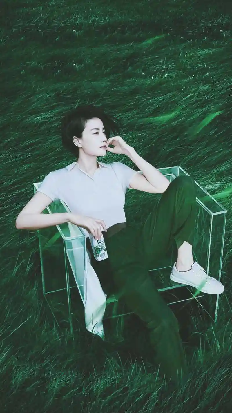 原创王菲51岁了依然年轻貌美穿白色外套搭配同色系半身裙又飒又美