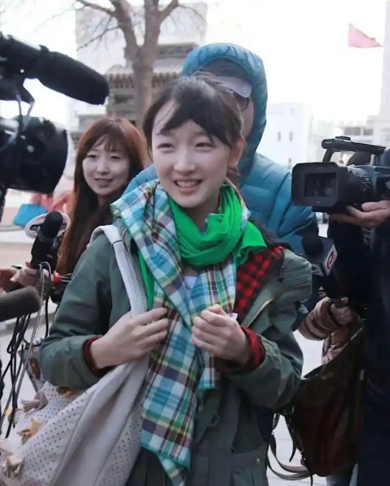 看了周冬雨的艺考照之后,我发现她的"颜值"真的被低估了!