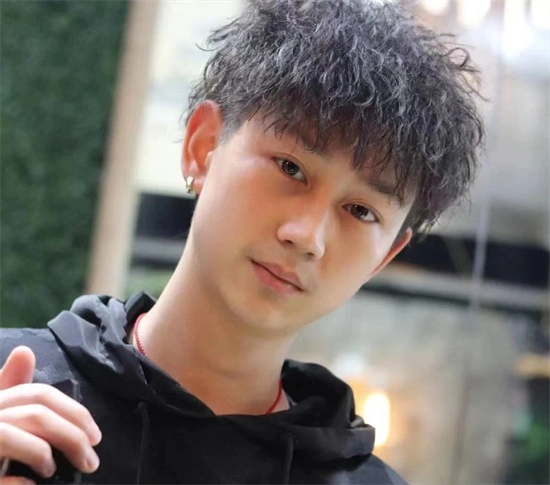 烟花烫也叫纤维烫,烫发的一种,外形蓬松,动感十足,卷曲效果明显,具有