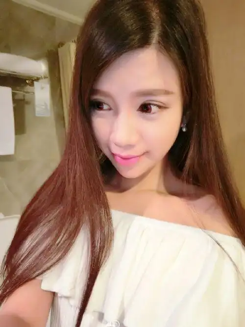 郭艾伦女友晒自拍美照