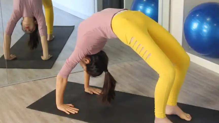 瑜伽老师教你下腰正确方法准备动作做好下腰一点也不难