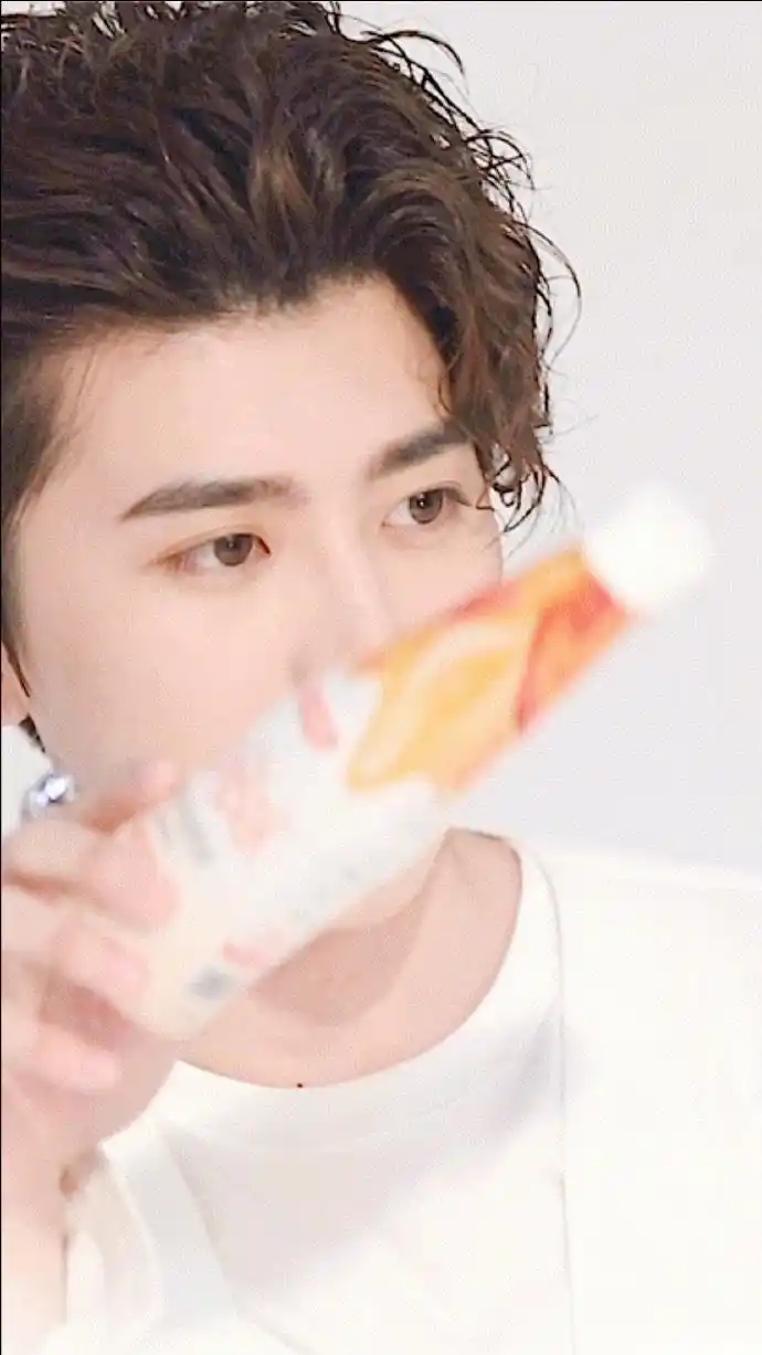 蔡徐坤奎中葵大型醉奶现场 ~ 梳着卷发的坤坤摇晃着手中的瓶子,脸上小