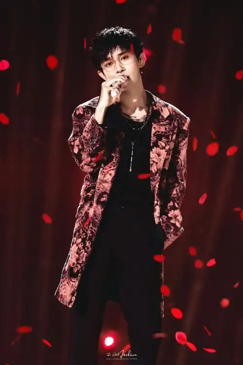 易烊千玺羞答答的玫瑰彩排vlog