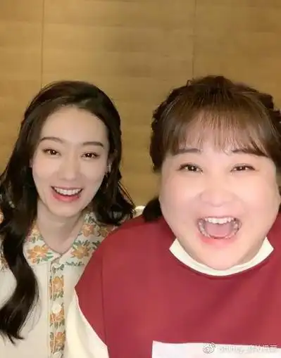 杨幂和张小斐居然是大学同学而且合影中两人基本都是靠在一起的