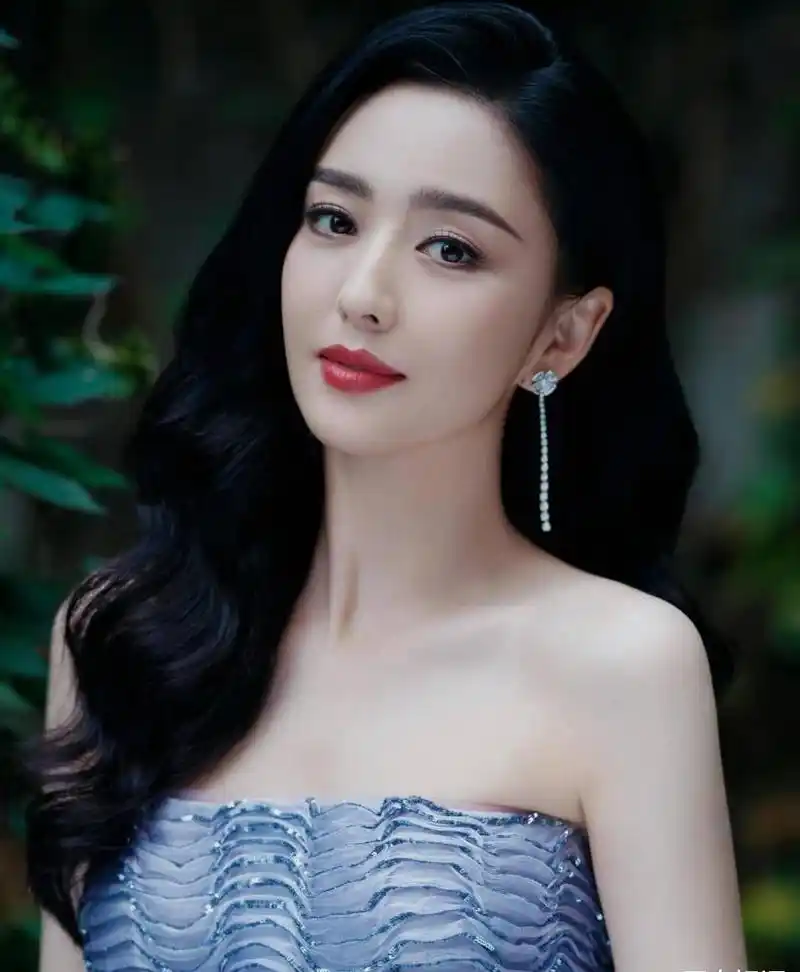 佟丽娅离婚后更显成熟魅力,大胆服装选择令人瞩目 佟丽娅无疑是娱乐圈