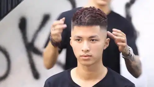 试试这款小飞机头发型,时尚又酷帅