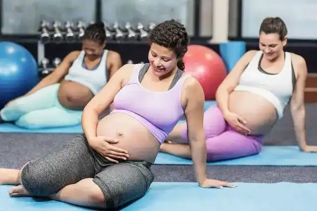 张梓琳挺孕肚上春晚一身白色羽毛裙仙气十足身材让孕妇羡慕