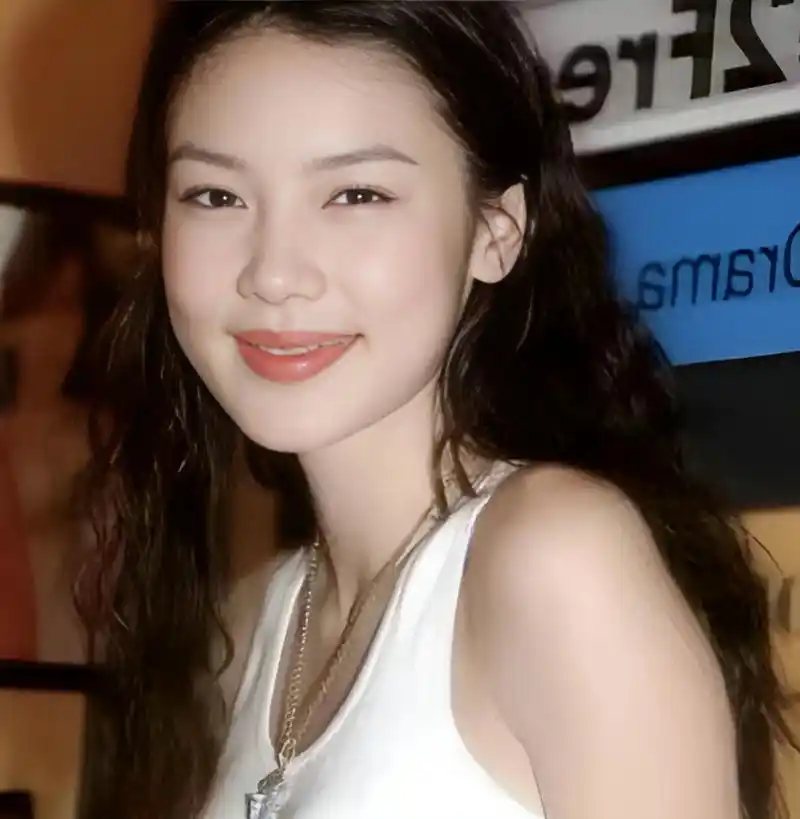 她曾经和黎明度过了一段富裕但压抑的婚姻,彩礼就花费了2亿,而整个