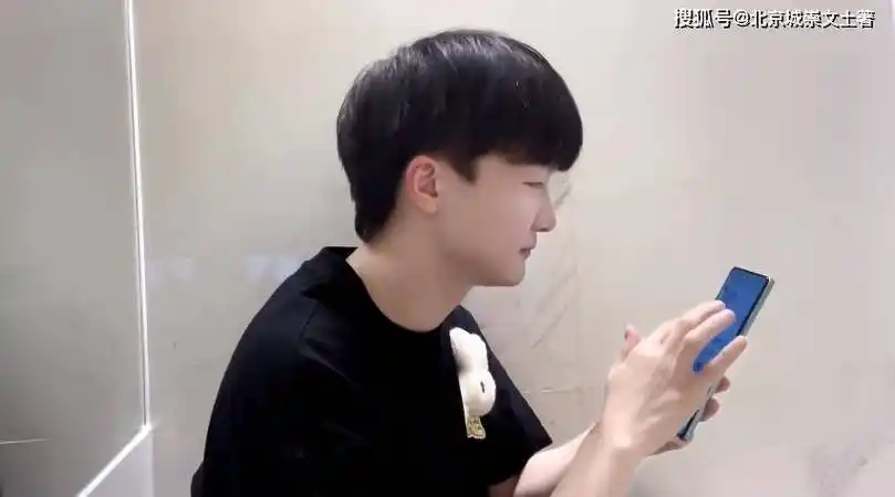 劳模周深疯狂宠粉,素颜出镜满足歌迷心愿,天籁之音刷爆微博热搜_表演