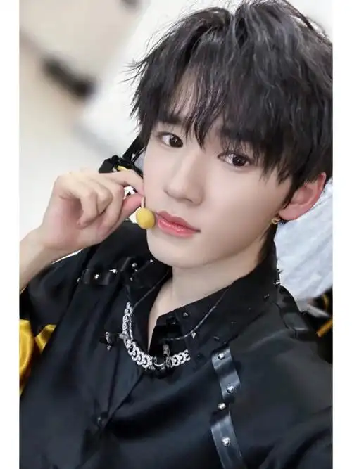 宋亚轩自印小卡正反面