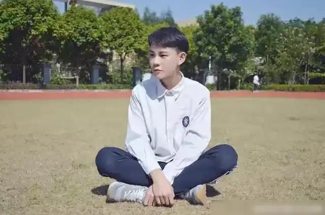 小学校草vs大学校草一个天然萌一个酷帅硬朗各有千秋