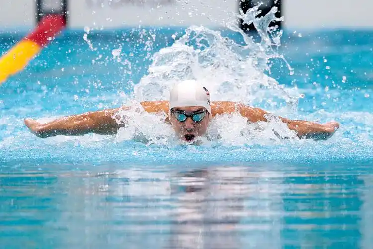 游泳运动员迈克尔菲尔普斯