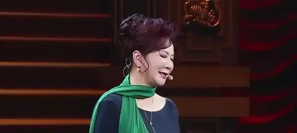 但现在,蔡明很少再演小品了,几乎已经半隐退.