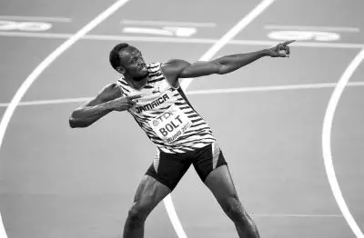 博尔特卫冕后做起了他的标志性庆祝动作.