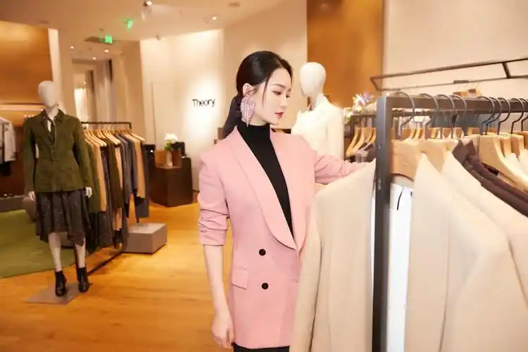 李沁小姐姐身上找到的,最近她现身theory北京王府中環开幕活动,淡粉色