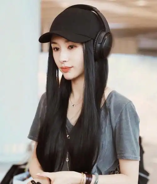 曲筱绡〃新造型撞脸杨幂?王子文蓄长发,演绎猫系媚感太撩人