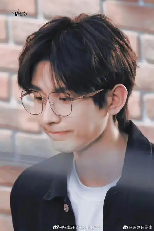 成毅黑丝框眼镜造型饭拍图